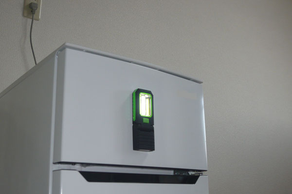 LEDワークライトを冷蔵庫に取り付けた画像